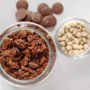 bocal en verre avec topping de graines chocolat cacahuète