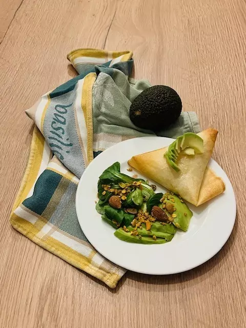 Assiette présentant la recette de la brique de pommes de terre à l'avocat
